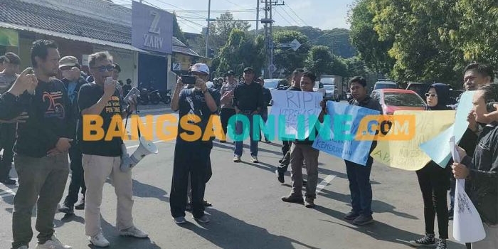 insan-pers-kediri-gelar-aksi-damai-tolak-ruu-penyiaran