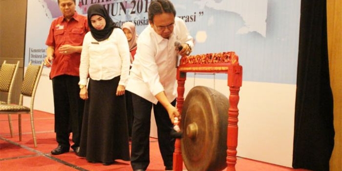 Ditjen Perlindungan dan Jaminan Sosial Kemensos RI meluncurkan aplikasi berbasis digital e-PKH Program Keluarga Harapan (PKH) untuk meningkatkan akurasi data dan memastikan penyaluran bansos berjalan efektif termasuk di Provinsi Jawa Timur. foto: DIDI ROSADI/ BANGSAONLINE