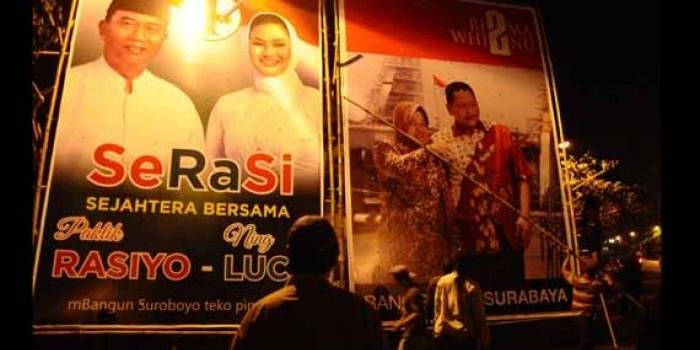 DIPASANG: Dua baliho bergambar paslon Pilwali Surabaya yang sudah dipasang di Jl Indrapura, Surabaya, Rabu (7/10) malam. foto: maulana/BANGSAONLINE