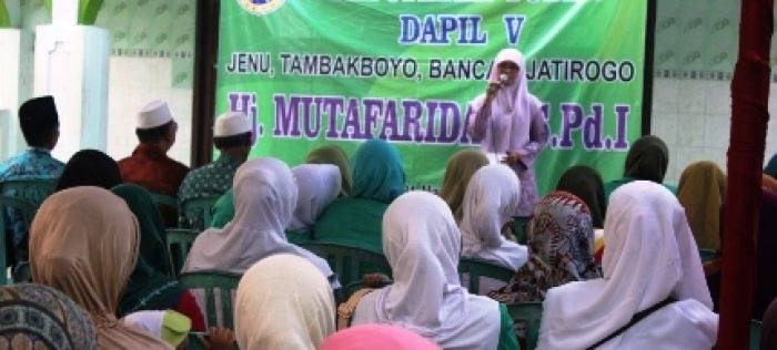 Hj. Mutafaridah ketika melaporkan kinerjanya selama menjadi anggota dewan dan saat mendengarkan usulan dari masyarakat Desa Sugihwaras Kecmatan Jenu, Tuban. (Suwandi/BANGSAONLINE)