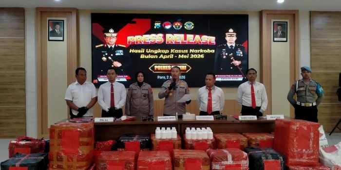  Kapolres Kediri, AKBP Bramastyo Priaji dan jajaran saat menggelar konferensi pers di Mapolres Kediri. (Ist).