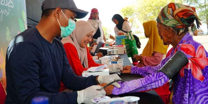 Tim medis bersama Insan Petrokimia Gresik memberikan pemeriksaan kesehatan gratis bagi lansia di Pulau Talango dalam program PG Bakti Pelosok Negeri.