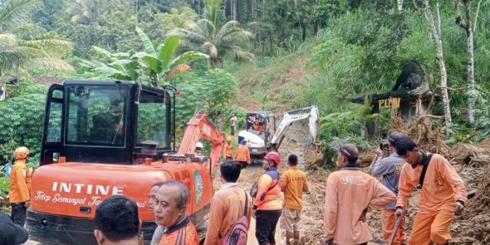 gerak-cepat-bpbd-jatim-tangani-longsor-di-kecamatan-bendungan-trenggalek
