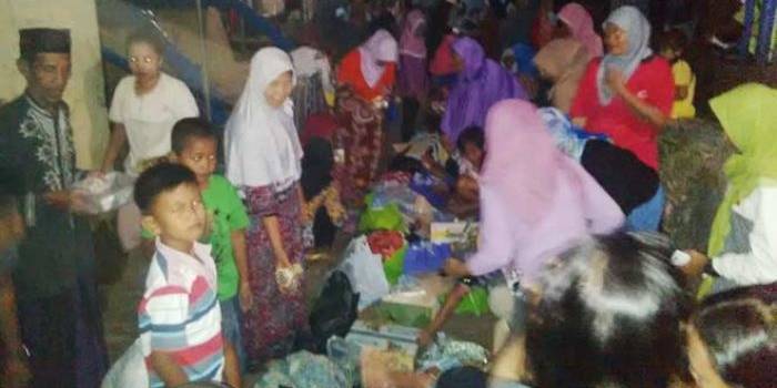 Warga menggelar Barik