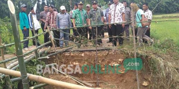 Wabup Tuban Noor Nahar Husein saat meninjau jembatan.