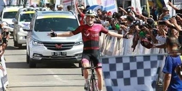 Benjamin Dyball saat melenggang sendirian di garis finish etape 4 Paltuding Ijen.