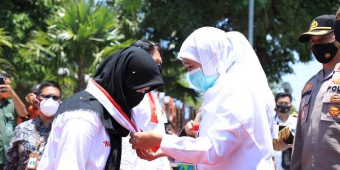 Gubernur Jawa Timur Khofifah Indar Parawansa mengalungkan tanda penghargaan pada santri. Foto: ist