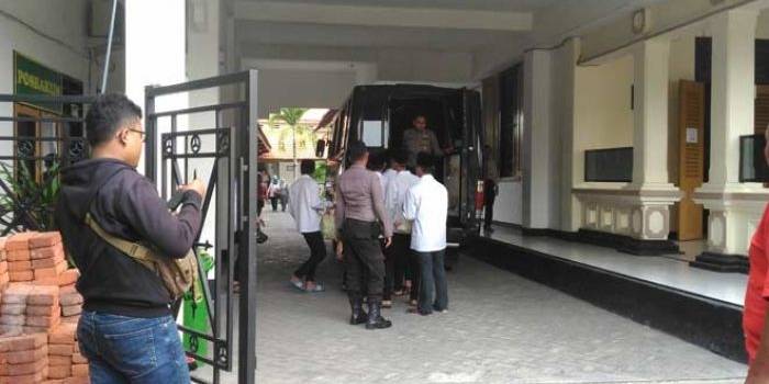 Kesembilan pelaku pemerkosaan usai persidangan hendak diangkut mobil tahanan Kejari Sidoarjo untuk dibawa ke Lapas Anak Kelas II Sidoarjo. foto: NANANG ICHWAN/ BANGSAONLINE