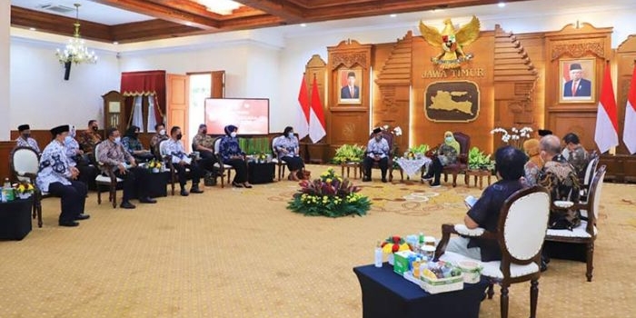 Gubernur Jatim Khofifah Indar Parawansa saat menerima perwakilan PGRI dan Musyawarah Kerja Kepala Sekolah (MKKS) SMA, SMK, dan SLB se-Jatim di Gedung Negara Grahadi Surabaya, Minggu (16/5).