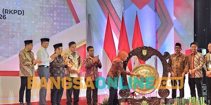 di-hadapan-3-menteri-gubernur-khofifah-ajak-bupati-dan-wali-kota-se-jatim-sinergikan-pembangunan
