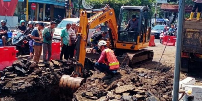 Perbaikan pipa PDAM Permuda Tugu Tirta yang berada di Jalan Ranugrati, Kota Malang. 