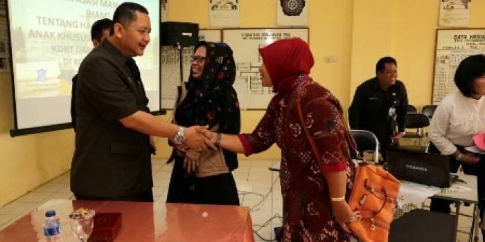 Wakil Wali Kota Surabaya Wisnu Sakti Buana menyalami peserta sosialisasi HAM, Selasa (11/3/2014). foto:humas