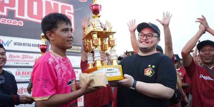 Bupati Kediri, Hanindhito Himawan Pramana, saat menyerahkan piala kepada sang juara. Foto: Ist