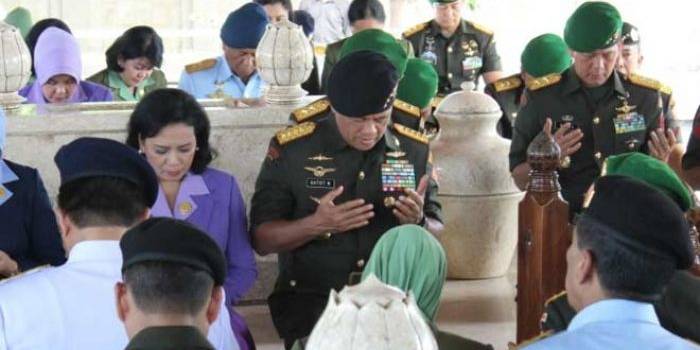 Panglima TNI Jenderal Gatot Nurmantyo saat berziarah di makam Bung Karno.