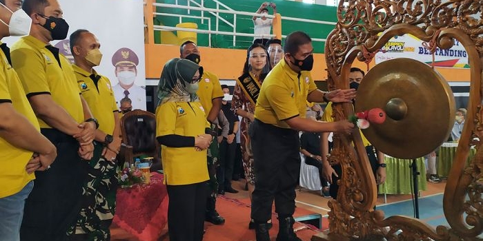 Wakapolda Jatim, Brigjen Pol Slamet Hadi Supraptoyo saat memukul gong tanda dibukanya turnamen. foto: AAN AMRULLOH/ BANGSAONLINE