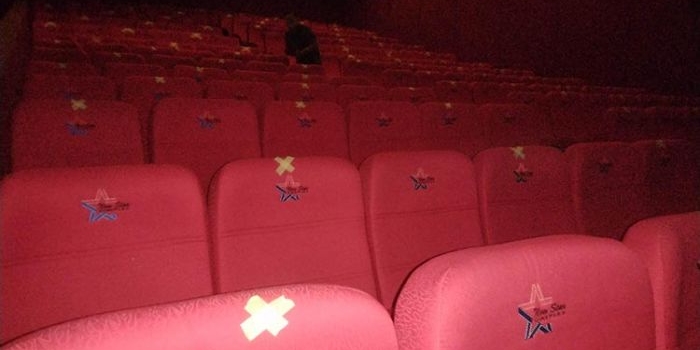 Tempat duduk dalam bioskop yang diberi tanda silang untuk menjaga jarak antar pengunjung. (foto: TRIWIYOGA/ BANGSAONLINE)