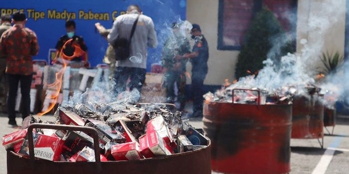 Bea Cukai Blitar Musnahkan Ratusan Ribu Batang Rokok Ilegal.