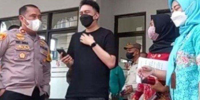 Sergio, pemilik Restoran Babiambo, akhirnya diperiksa aparat kepolisian Polsek Kelapa Gading Jakarta Utara. Foto: istimewa