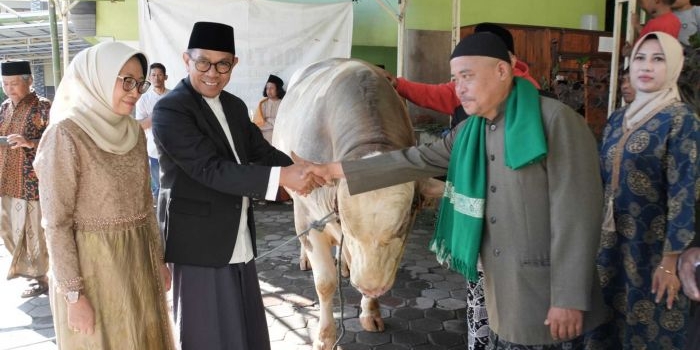 wali-kota-dan-wawali-batu-serahkan-sapi-kurban-presiden-prabowo-di-masjid-nurul-hidayah-pesanggrahan