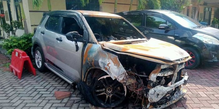 korsleting-abs-diduga-sebabkan-mobil-toyota-raize-hangus-di-surabaya-2-penumpang-selamat