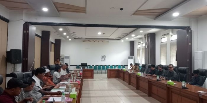 Audiensi Komisi I DPRD Kabupaten Pasuruan dengan aliansi poros tengah