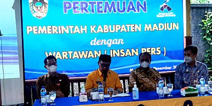 Kepala Disperdagkop Kabupaten Madiun Indra Setyawan saat memaparkan gagasannya dalam diskusi bersama awak media.