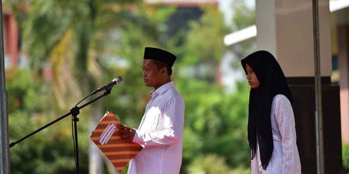 Rektor UTM saat memberi sambutan di upacara peringatan Hari Santri Nasional 2024.