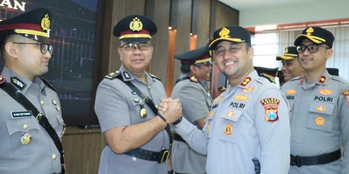 Kapolres Gresik (kanan) ketika salam komando dengan pejabat baru usai sertijab. Foto: Ist