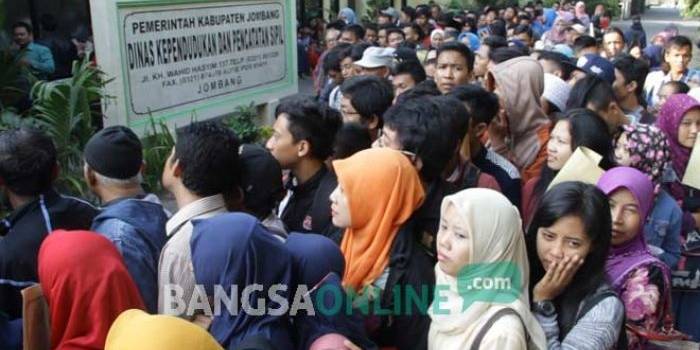 Ratusan warga Jombang berdesakan di depan kantor Dispendukcapil untuk mendapatkan nomor antrean pengurusan e-KTP, Jumat (2/9) pagi. foto:  ROMZA/ BANGSAONLINE