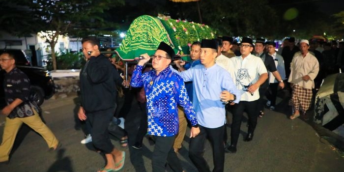 Pj Gubernur Jatim, Adhy Karyono saat menggotong keranda mengantar Jenazah Kadiskop UKM Jatim menuju makam kembar Rungkut