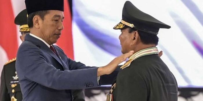 Presiden Jokowi saat menganugrahi Jenderal Kehormatan kepada Prabowo Subianto, Rabu (28/2/2024). Foto: Antara