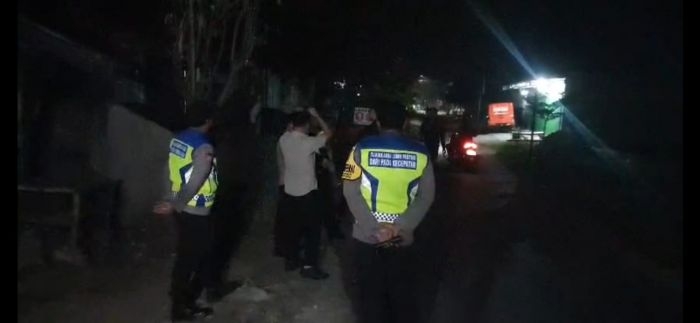 Anggota Polres Nganjuk saat tiba di TKP