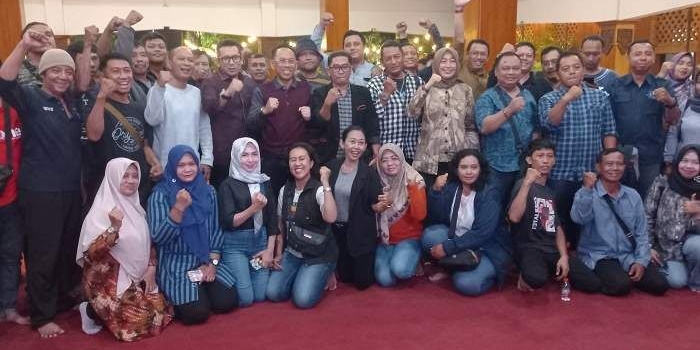 Foto bersama Pj Wali Kota Ali Kuncoro, sekda, kepala disominfo, serta para awak media.