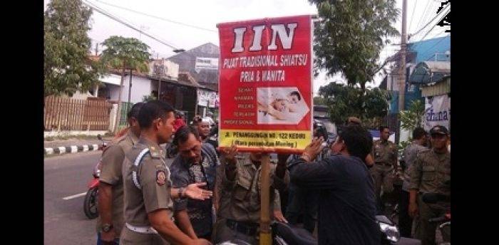 Panti pijat yang diduga belum kantongi izin, disegel oleh petugas Satpol PP Kota Kediri bersama BPM. foto: arif kurniawan/BANGSAONLINE