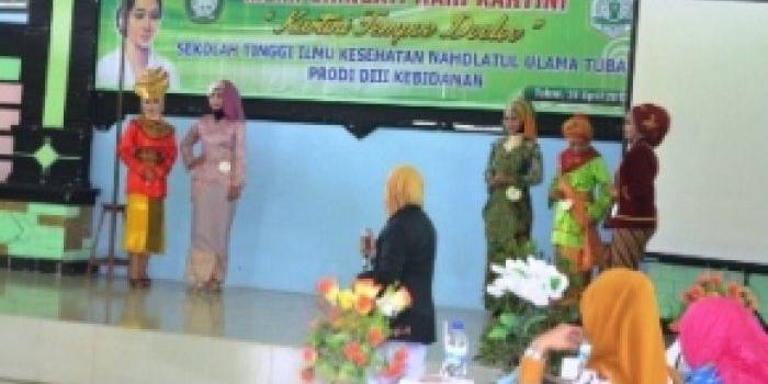 Sejumlah mahasiswa ketika menampilkan kebayaan ala Kartini di aula Kantor PCNU Tuban. (Suwandi/BANGSAONLINE)