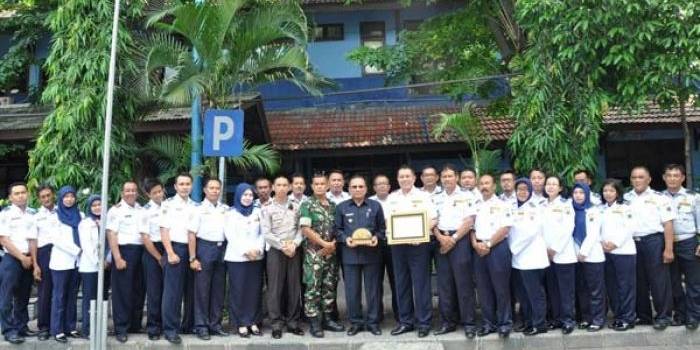 Penjabat Bupati, Akmal Boedianto dan Kadishub, Andhy Hendro Wijaya ketika menunjukkan penghargaan. foto: syuhud/ BANGSAONLINE