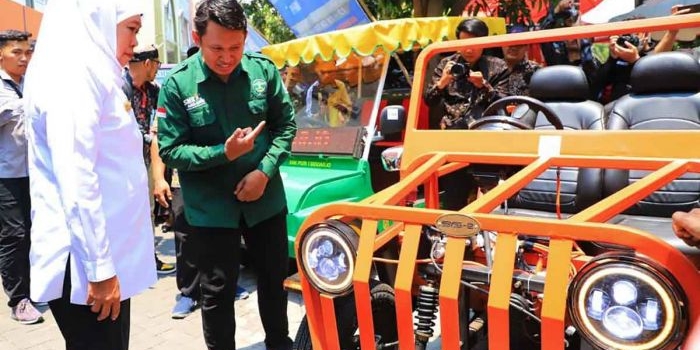 Gubernur Khofifah saat meninjau kendaraan konversi listrik karya siswa SMK Negeri dan Swasta se-Jawa Timur di SMKN 6 Surabaya.