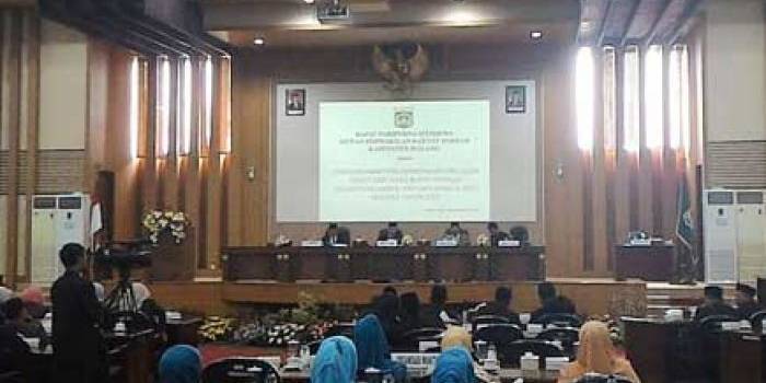 Sidang paripurna istimewa penetapan Bupati dan Wabup terpilih Malang oleh DPRD Malang. foto: tuhu priyono/ BANGSAONLINE