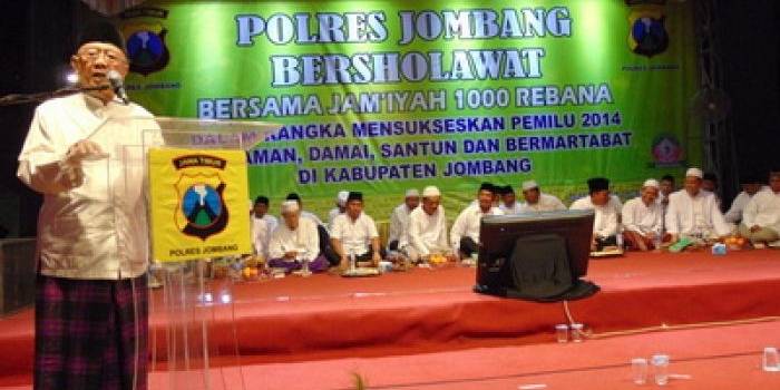 Gus Sholah, saat acara doa bersama menjelang Pemilu di Mapolres Jombang, Minggu (6/4) malam. foto:muhammad syafii/BANGSAONLINE