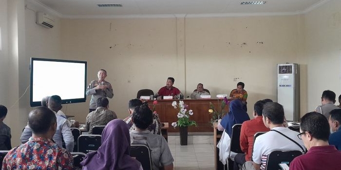 Suasana mediasi pelaksaanan Pasar Ramadan di Jl. Irian Jaya Situbondo. Foto: Syaiful Bahri/BANGSAONLINE