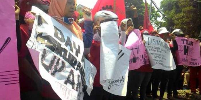 Aksi Demo buruh pabrik rokok Tajimas. foto: dendi martoni/BANGSAONLINE