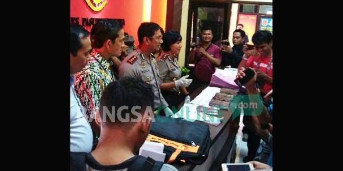 Kapolres Pasuruan Kota, AKBP Rizal Martomo SIK saat memberikan keterangan soal OTT perangkat desa Cukur Gondang.