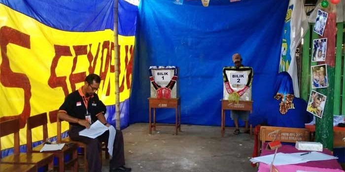 Salah satu TPS di Kabupaten Gresik didesain serba piala dunia. 