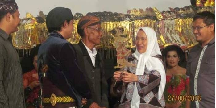 Dr Anna Muawanah ketika berdialog bersama dalang dan kru wayang. foto: SUWANDI/ BANGSAONLINE