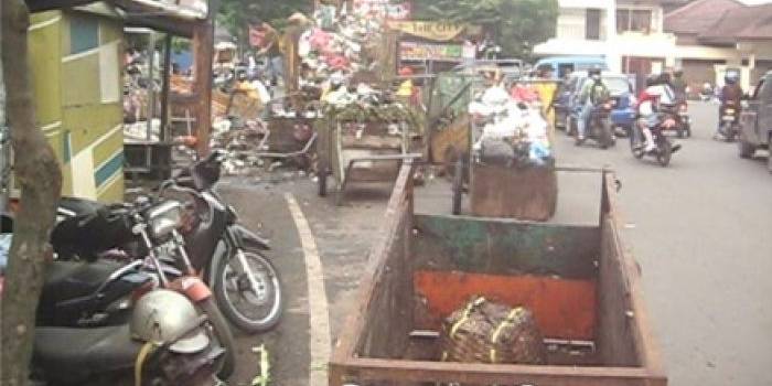 Tumpukan sampah dan gerobak sampah yang ada di jalan Sulfat kota Malang mengganggu arus lalu lintas. (Tuhu Priyono/BANGSAONLINE).