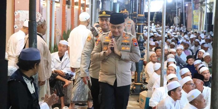 Kapolres bersama PJU Polres Gresik ketika menyapa para jemaah haul Habib Abu Bakar Assegaf. Foto: Ist