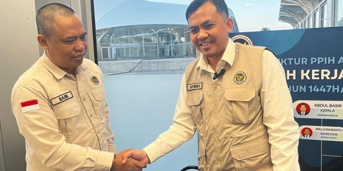 Kadaker Bandara PPIH Arab Saudi, Abdul Basir (kiri), saat menyambut Staf Teknis Perhubungan KJRI Jeddah, Doddy Hendra Wijaya. Foto: MCH 2026