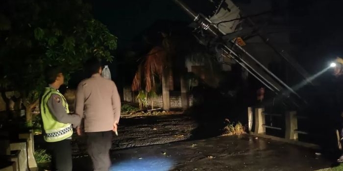 Kondisi tiang listrik yang nyaris ambruk akibat puting beliung