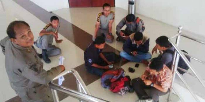 DIUSIR: Tampak wartawan menunggu di luar usai diusir dari ruang sidang. foto: andi/BANGSAONLINE