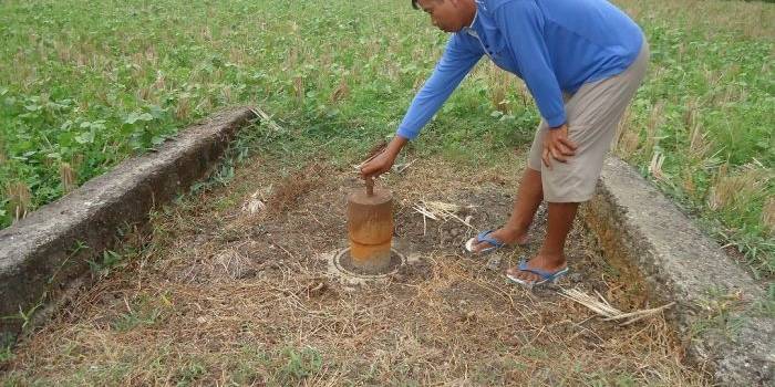 GAS ALAM. Warga menunjukkan gas alam peninggalan Belanda. foto : eki nurhadi/bangsaonline